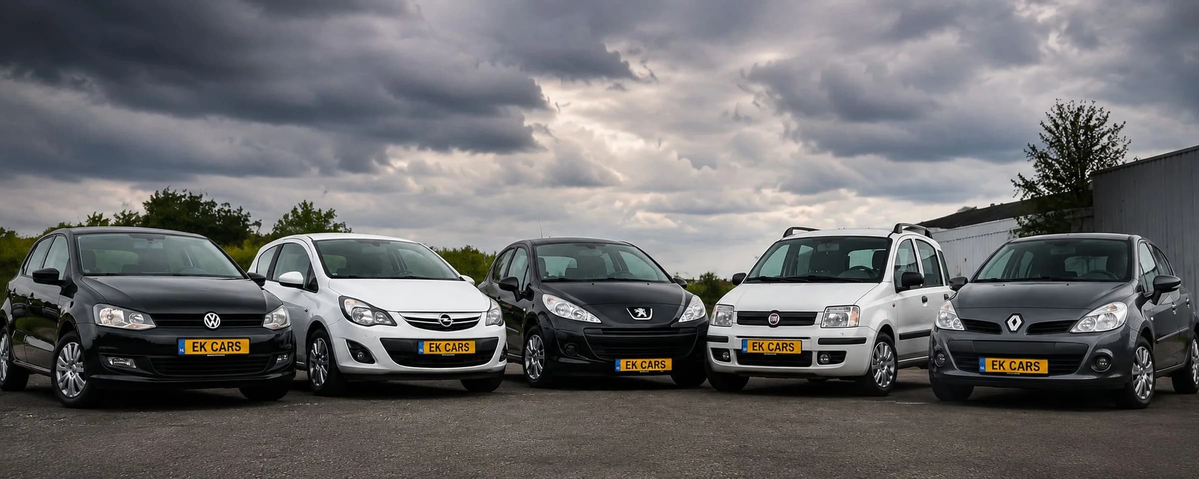 De EK Cars fleet — vijf occasions opgesteld onder een bewolkte hemel